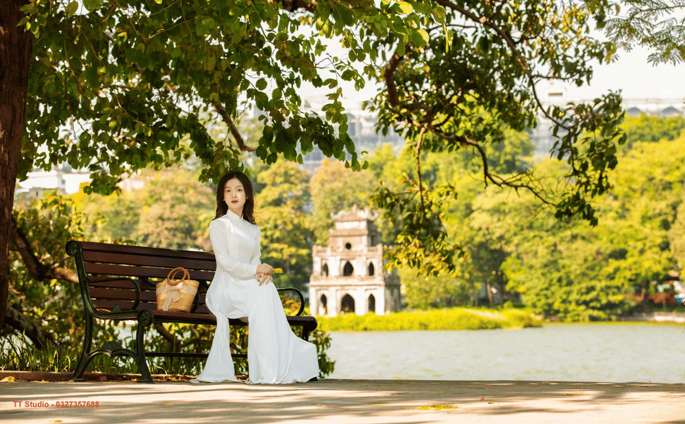 Góc chụp với phông nền Tháp Rùa ở phía xa (Nguồn: Studio Chụp Ảnh Đẹp)